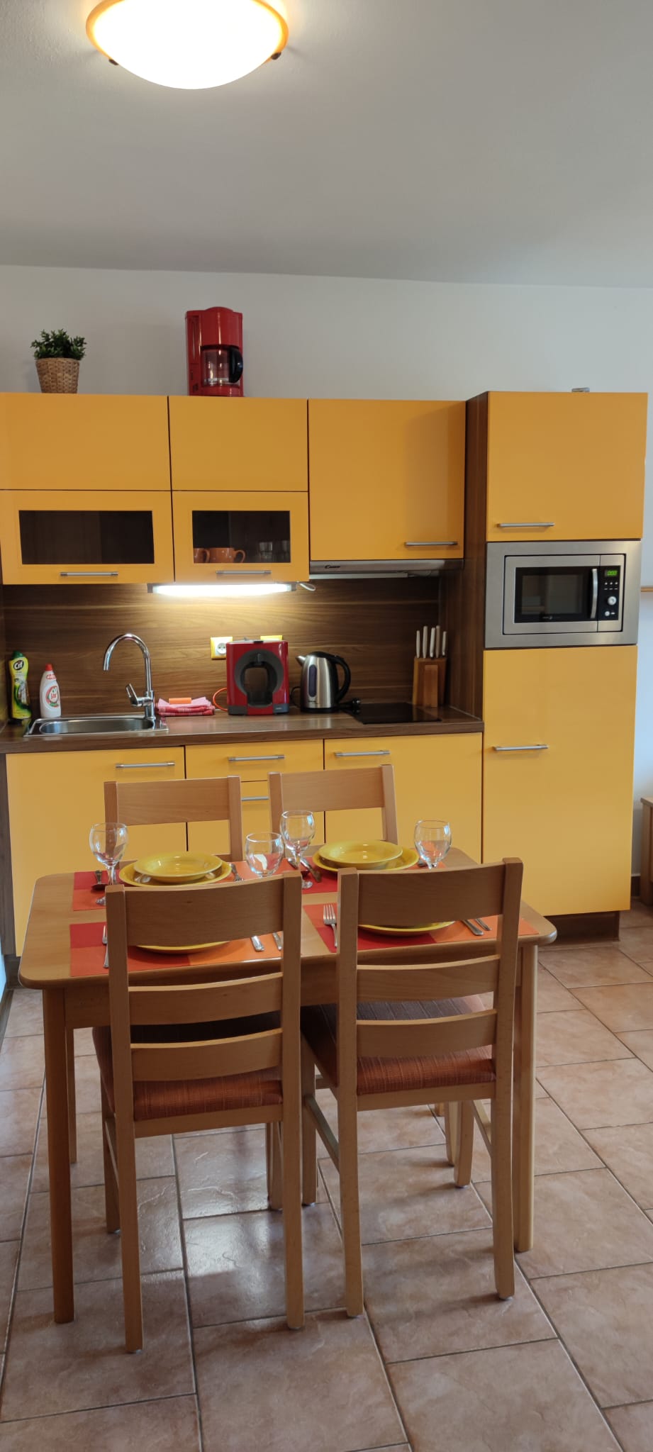 Pohled do studia 3 - Kuchyňský kout + Postel