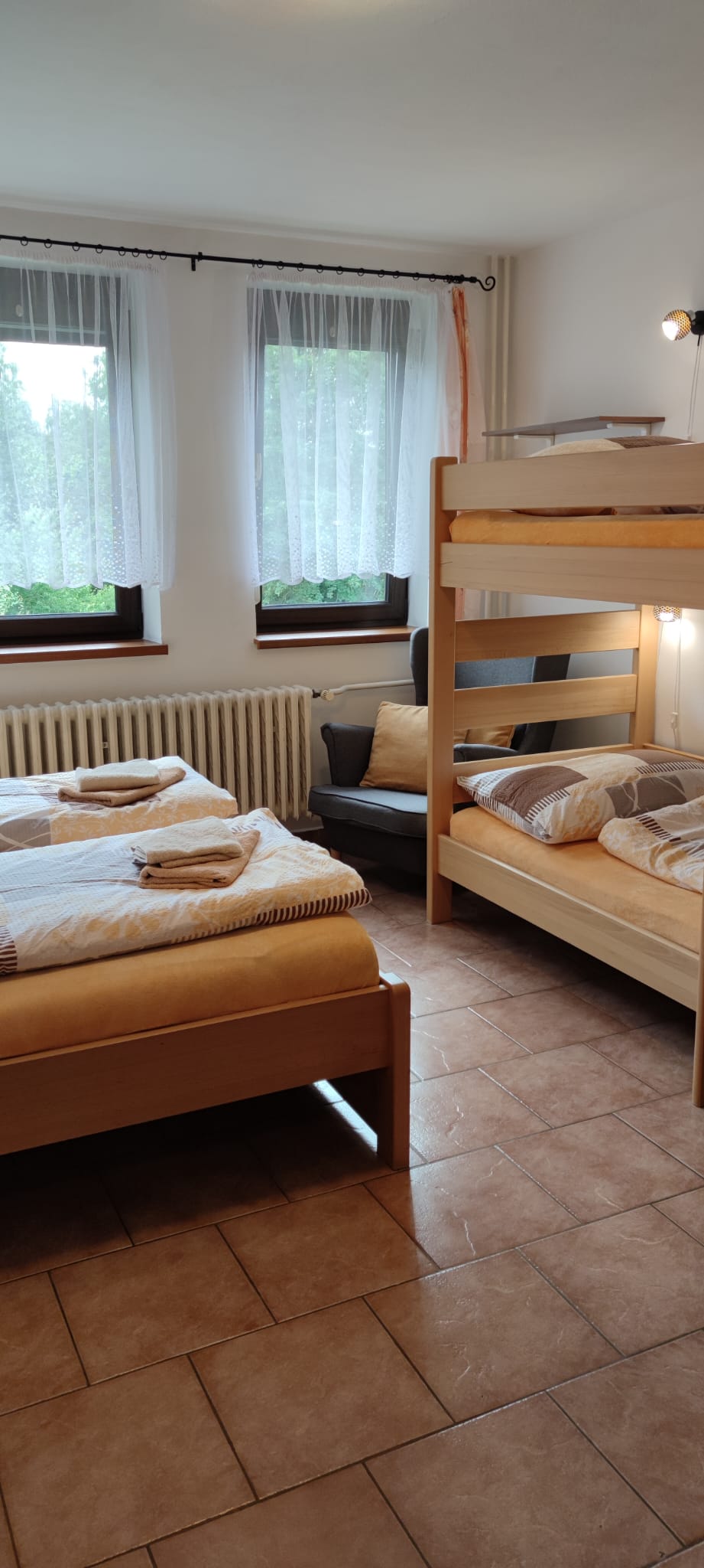 Pohled do studia 3 - Kuchyňský kout + Postel