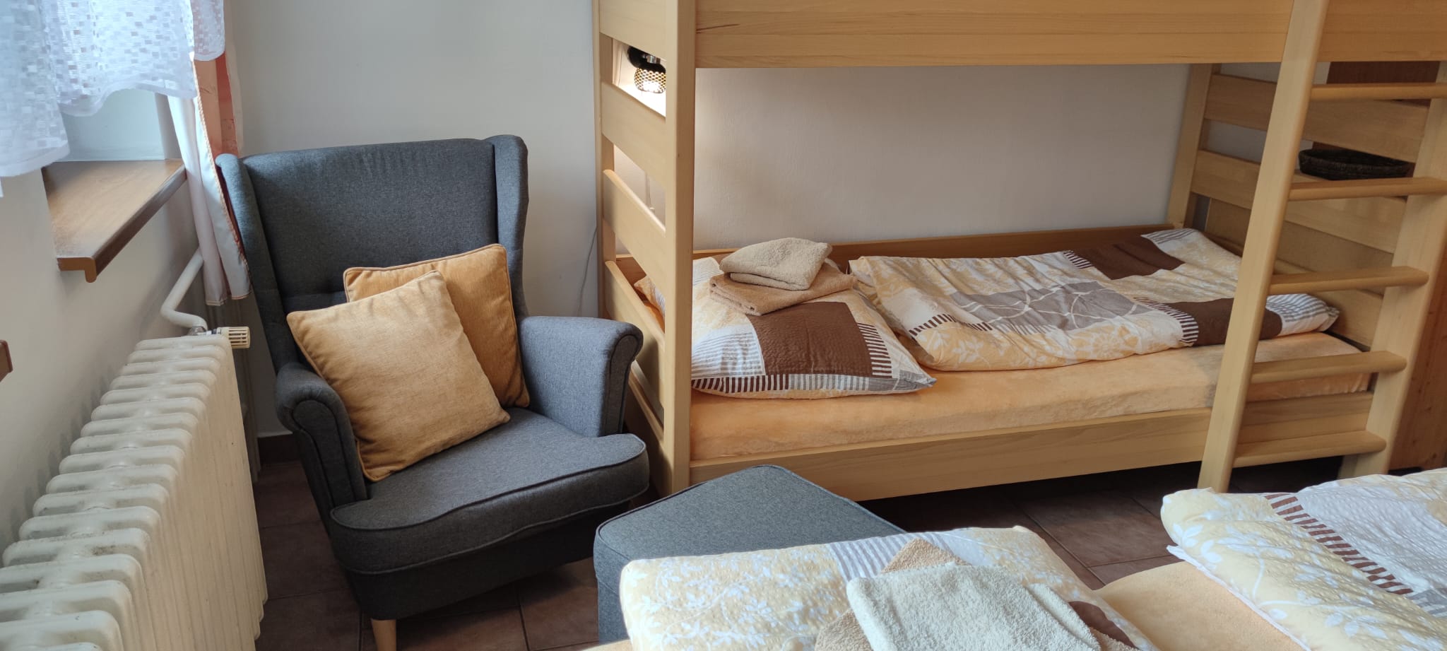 Pohled do studia 3 - Kuchyňský kout + Postel