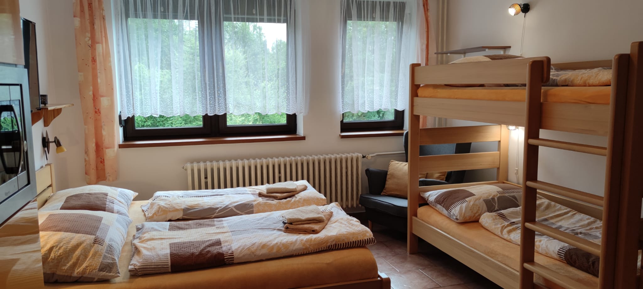 Pohled do studia 3 - Kuchyňský kout + Postel