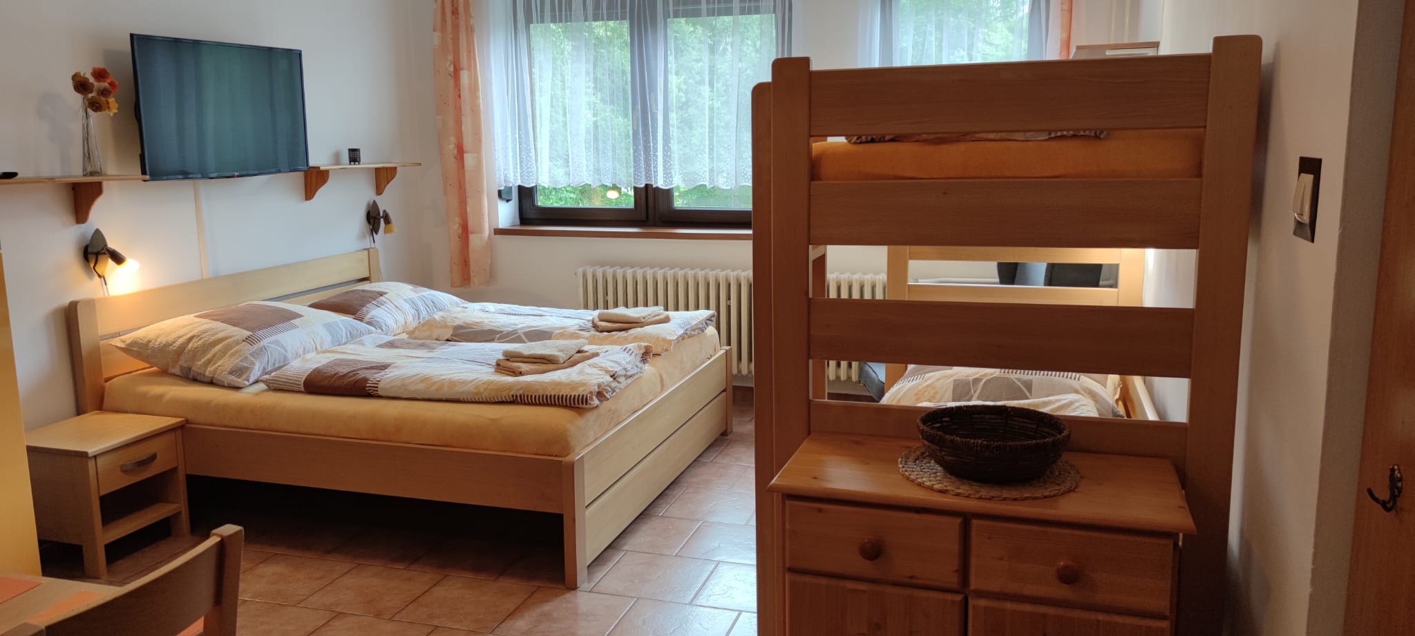 Pohled do studia 3 - Kuchyňský kout + Postel